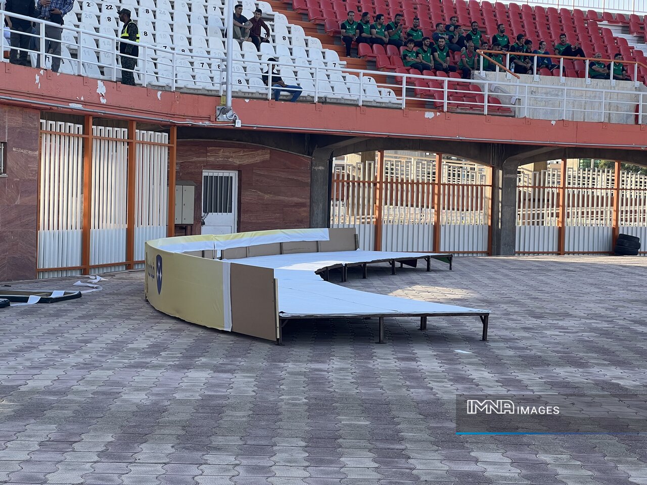 استقرار سکوی قهرمانی در ورزشگاه شهید باهنر کرمان + عکس