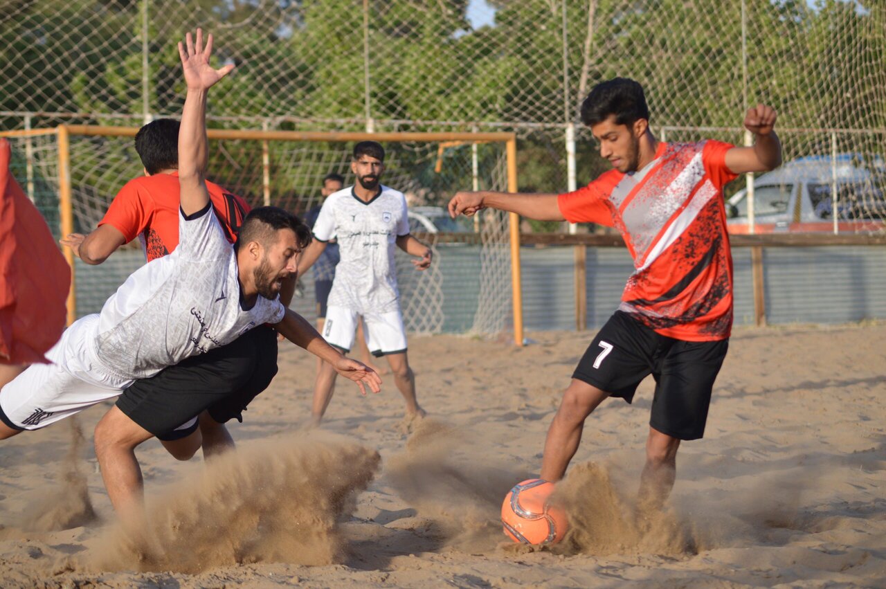 بازیکنانم به صورت یک طرفه قرارداد بستند/اصفهان میتواند قطب فوتبال ساحلی کشور شود