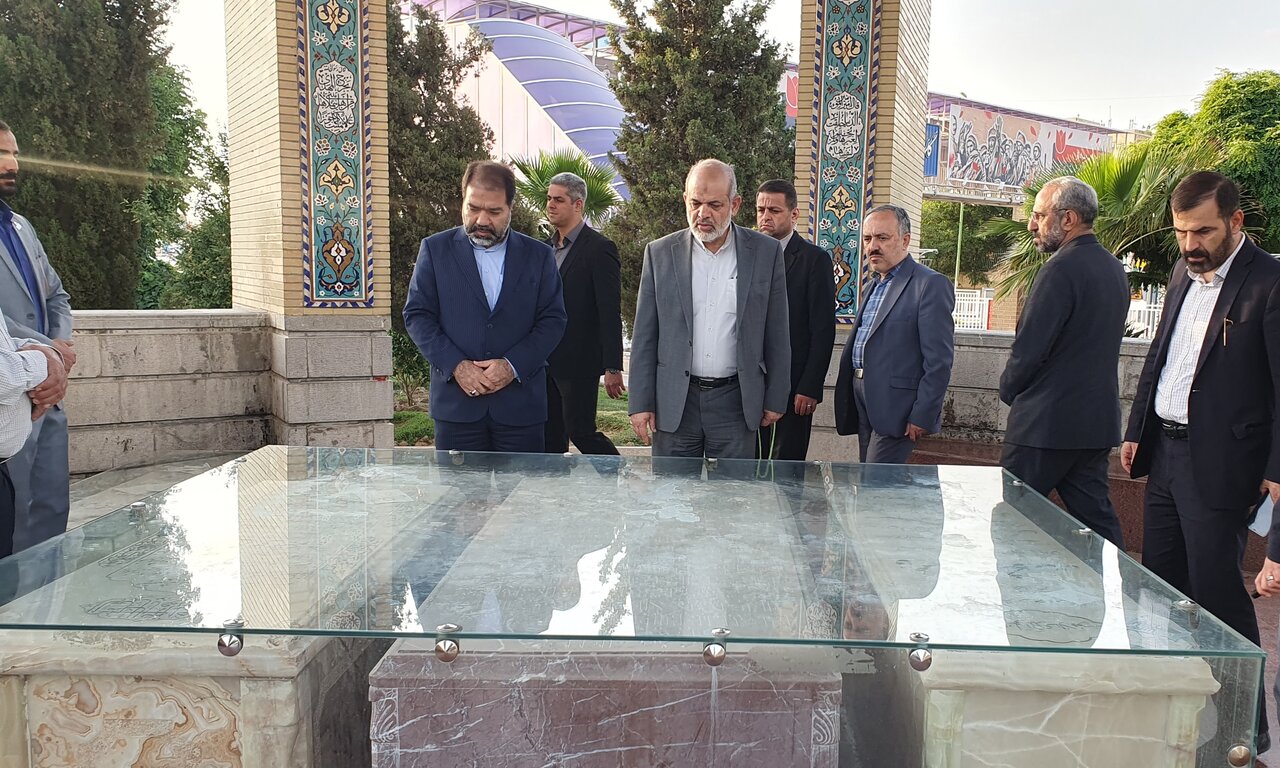 بازدید وزیر کشور از مجموعه تاریخی تخت فولاد و گلزار شهدای اصفهان
