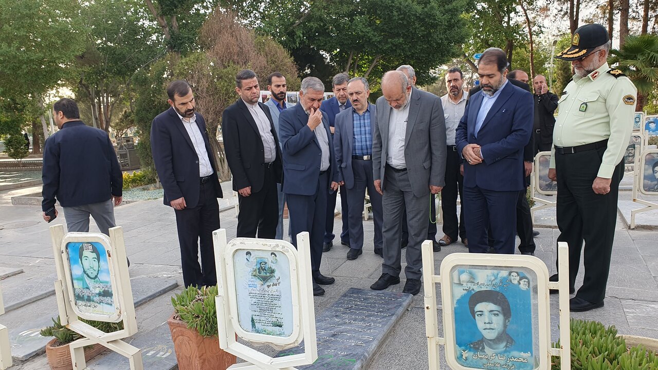 بازدید وزیر کشور از مجموعه تاریخی تخت فولاد و گلزار شهدای اصفهان