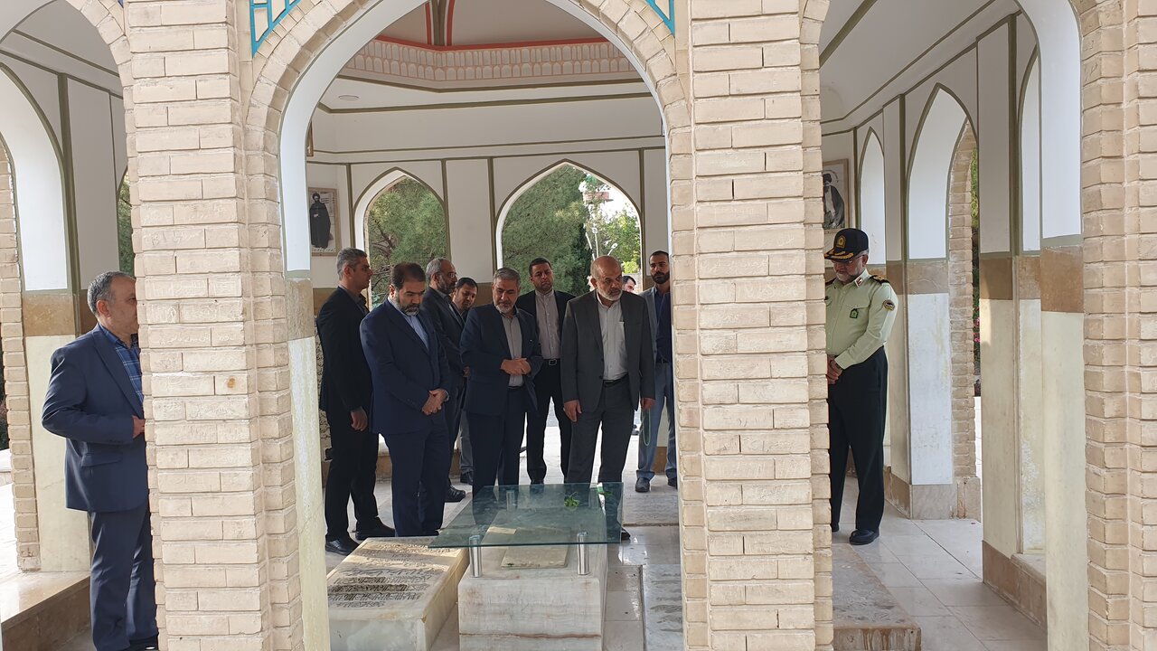 بازدید وزیر کشور از مجموعه تاریخی تخت فولاد و گلزار شهدای اصفهان
