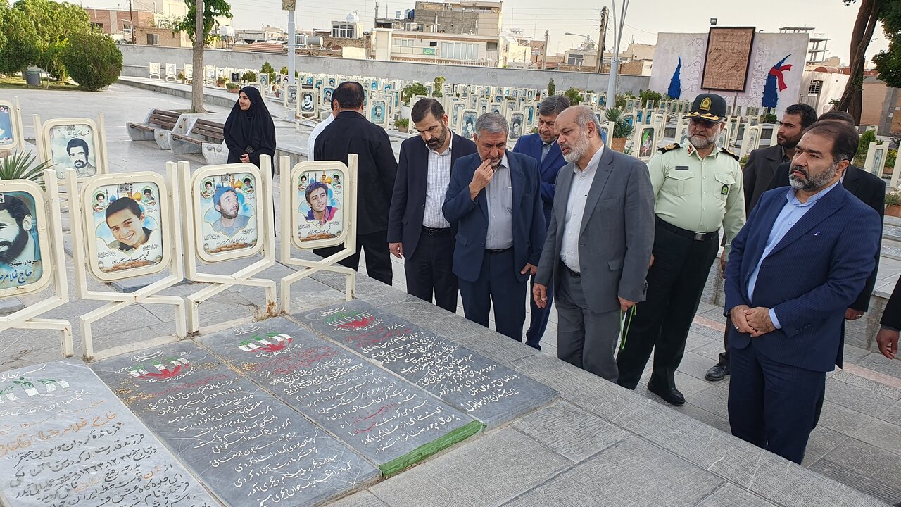 بازدید وزیر کشور از مجموعه تاریخی تخت فولاد و گلزار شهدای اصفهان