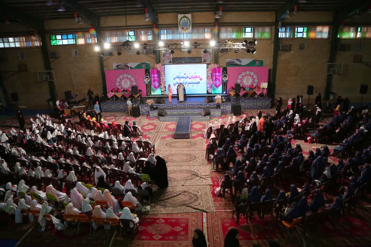 جشن ۴۰۰۰ نفری دختران آفتاب در منطقه ۲ اصفهان برگزار شد