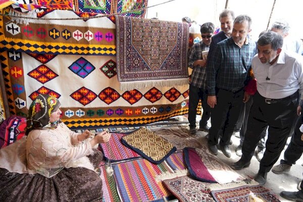 وزیر میراث‌فرهنگی از نمایشگاه صنایع‌دستی کاخ اردشیر ​​​​​​بازدید کرد