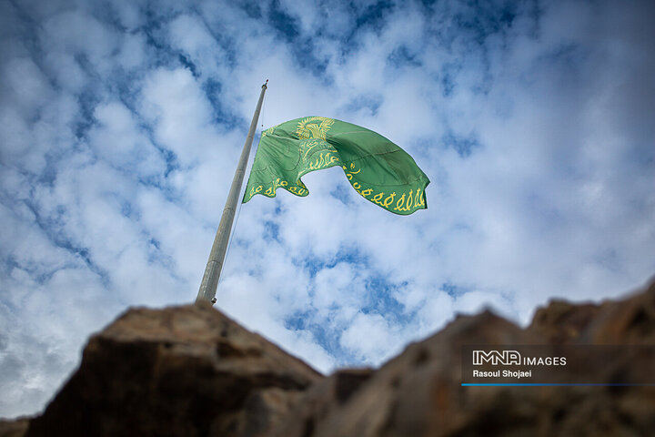اهتزاز پرچم بارگاه امام رضا(ع) در مجموعه فرهنگی تفریحی صفه