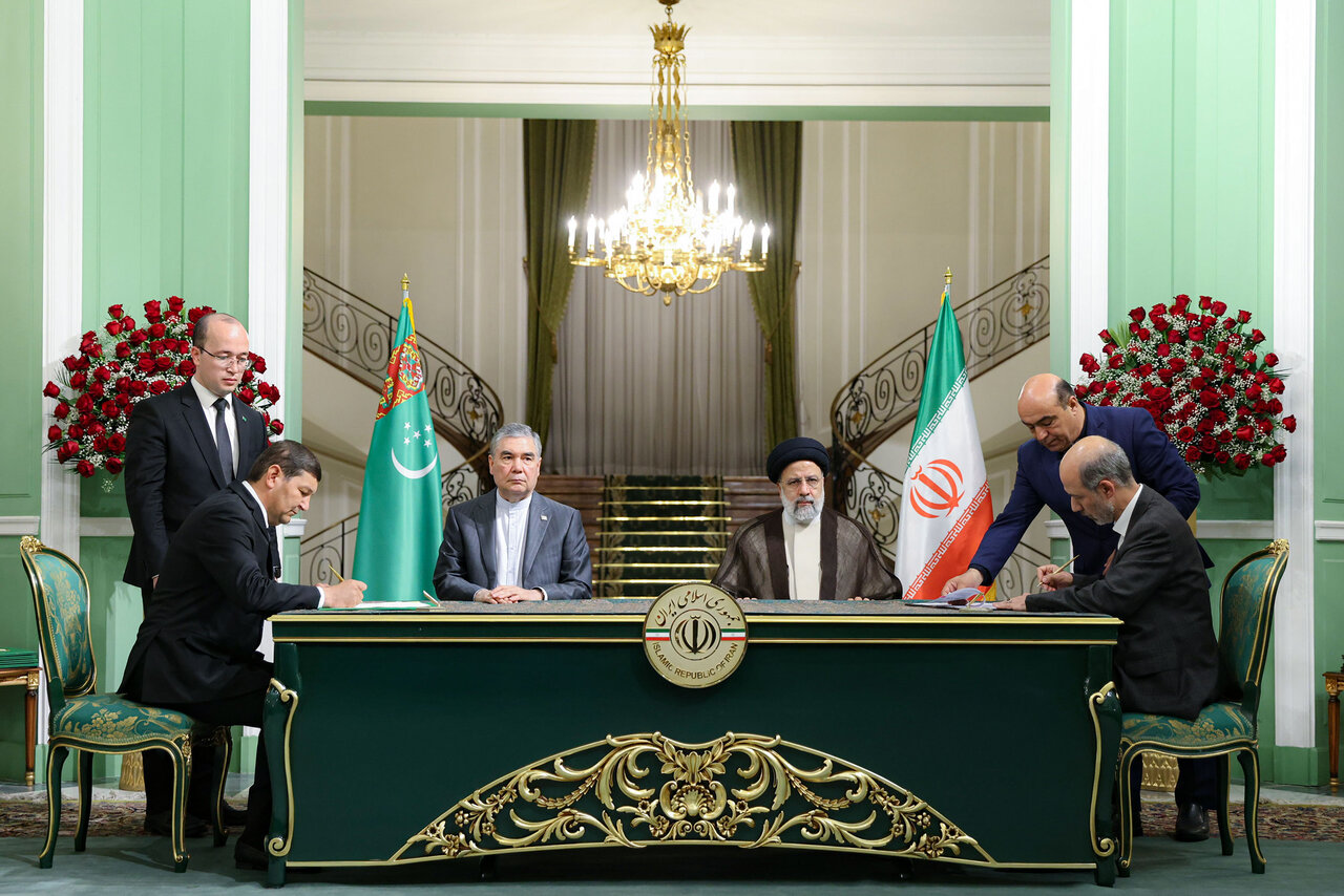 امضای ۵ سند همکاری میان تهران و عشق‌آباد