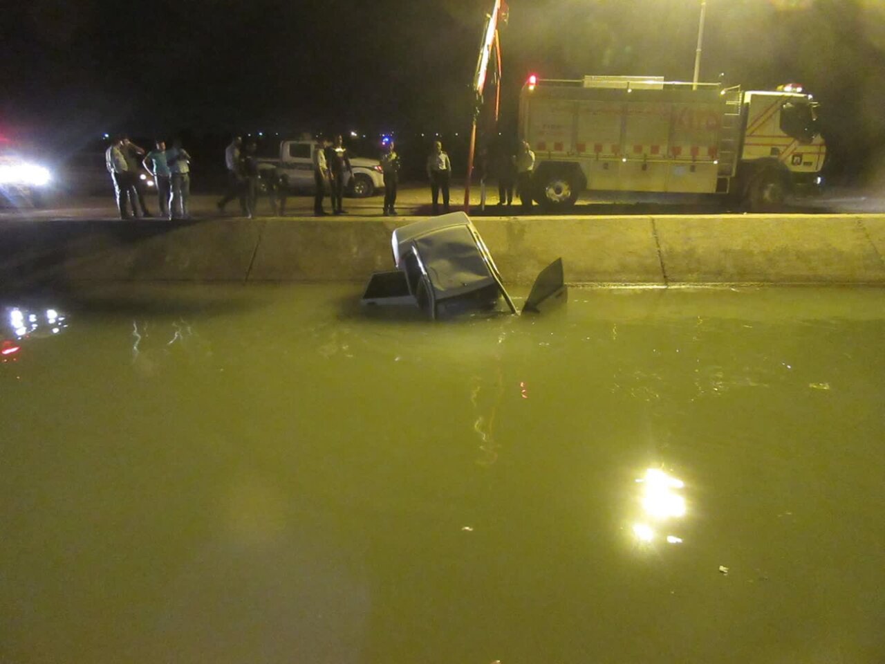 سقوط خودروی سواری پراید به کانال آب در شرق اصفهان 
