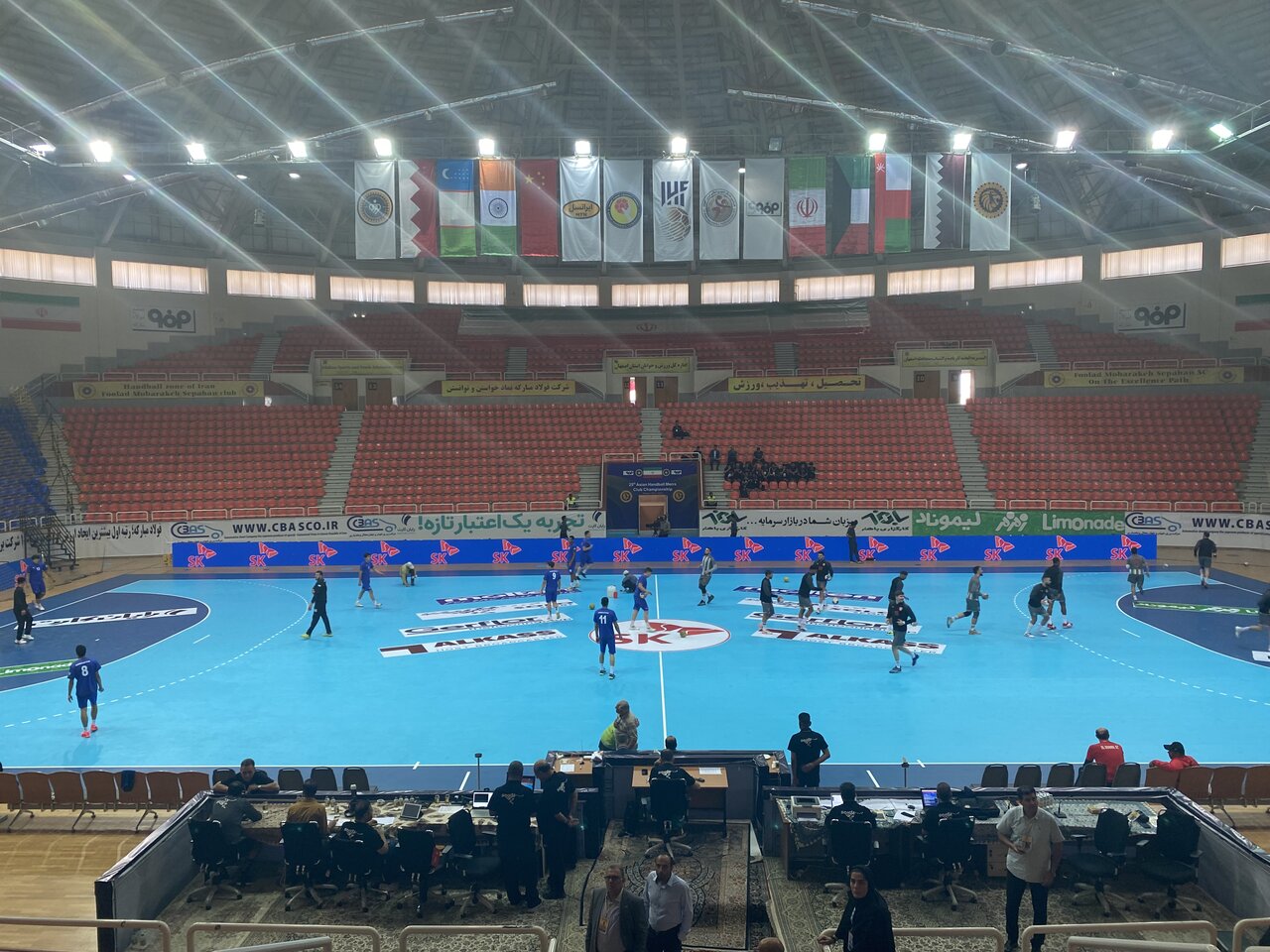 حال‌وهوای ورزشگاه ۲۵ آبان پیش از دیدار افتتاحیه مسابقات هندبال قهرمانی آسیا + فیلم