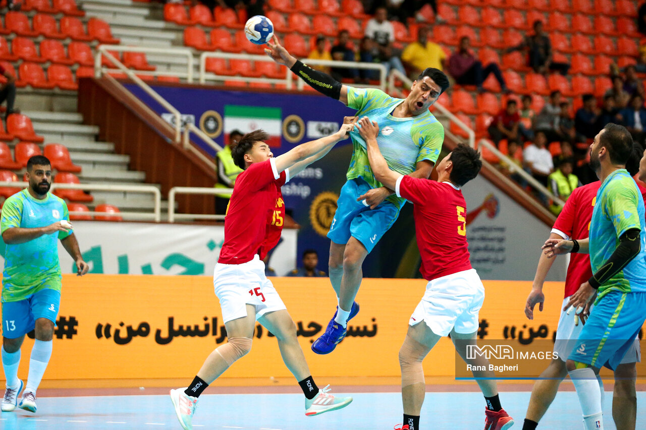 نزاجا شهیدشاملی ایران _ الکویت کویت / سنگ بزرگ پیش روی سربازان کازرون در مسیر صعود