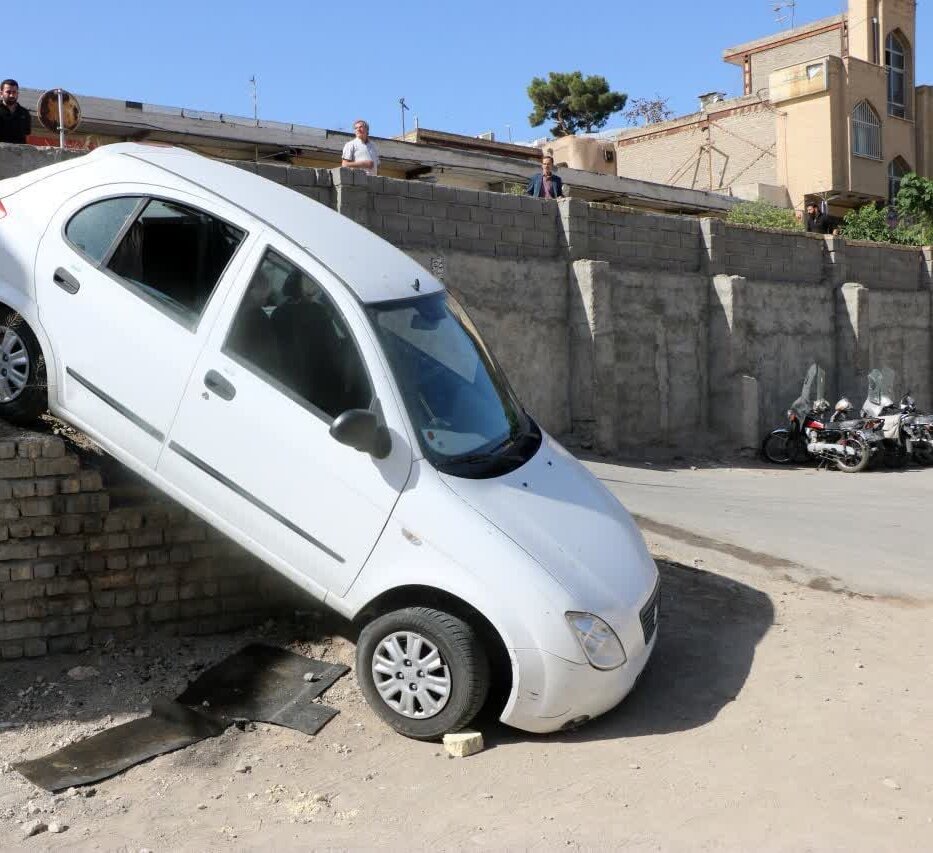 سقوط خودرو از رمپ پارکینگ در کوچه یخچال