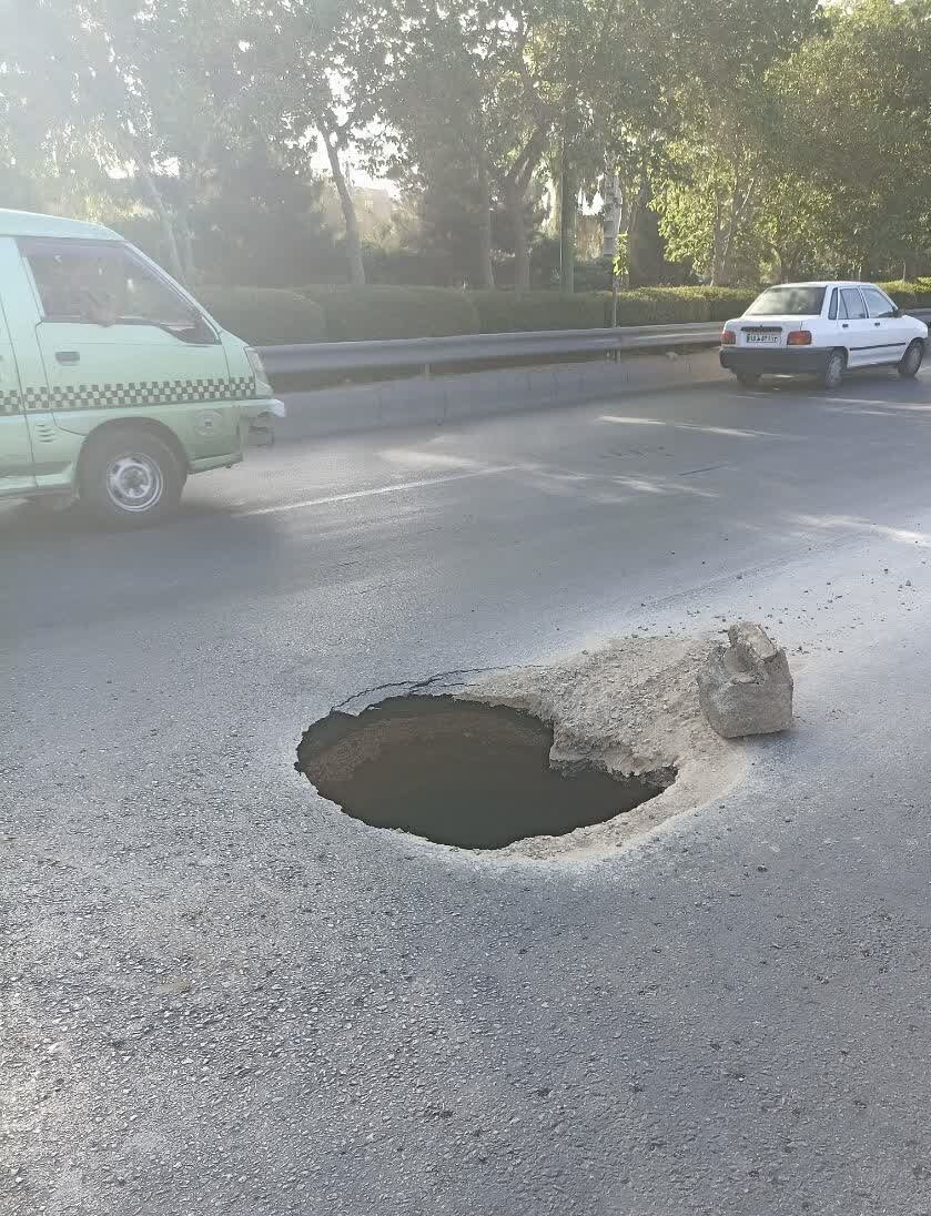 نشست زمین و ایجاد حفره در اتوبان آقابابایی + عکس