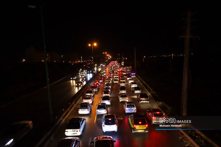 ترافیک سنگین شبانه در حاشیه زاینده‌رود