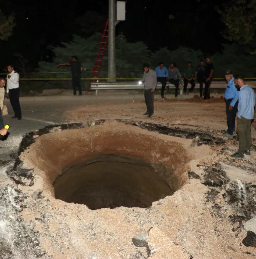 ایمنسازی محل فرونشست اتوبان آقابابایی توسط مأموران آتشنشانی + عکس