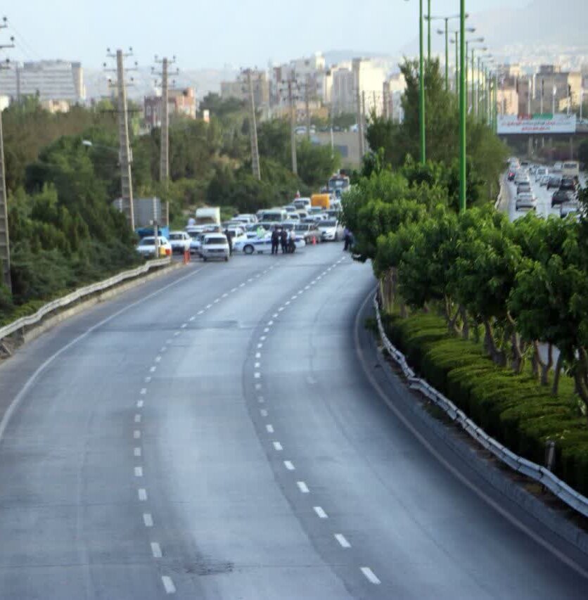 ایمنسازی محل فرونشست اتوبان آقابابایی توسط مأموران آتشنشانی + عکس