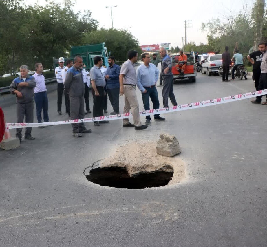 ایمنسازی محل فرونشست اتوبان آقابابایی توسط مأموران آتشنشانی + عکس