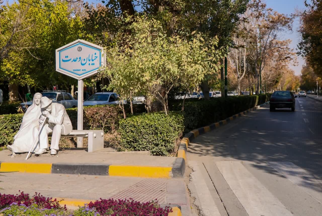 کاشت ۲۵ هزار بوته گل زنبق در جزایر ترافیکی منطقه ۹ اصفهان