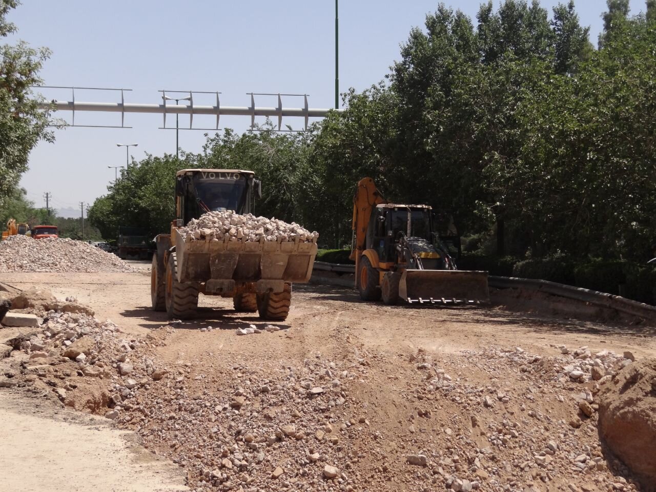 اقدامات سازمان خدمات موتوری برای ترمیم ریزش زمین در اتوبان شهید آقابابایی