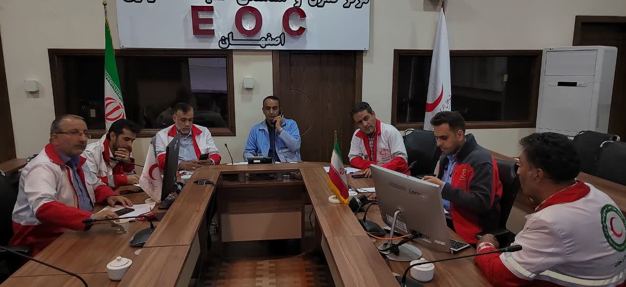 بارشها و طوفانهای لحظهای در شهرستانهای استان اصفهان سیل به راه انداخت+ فیلم