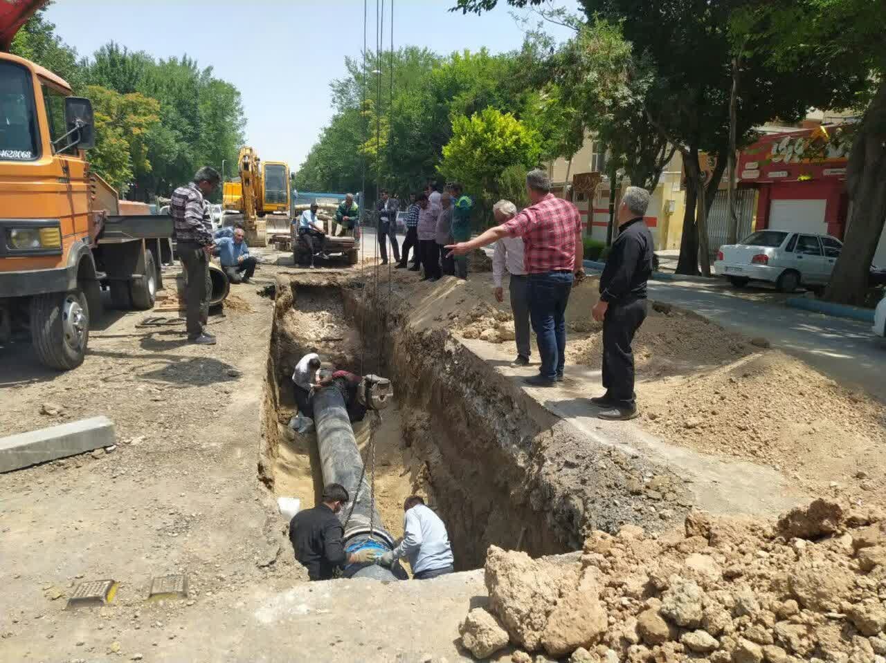 تلاش شهرداری برای ترمیم نشتی لوله آب خیابان حکیم‌نظامی