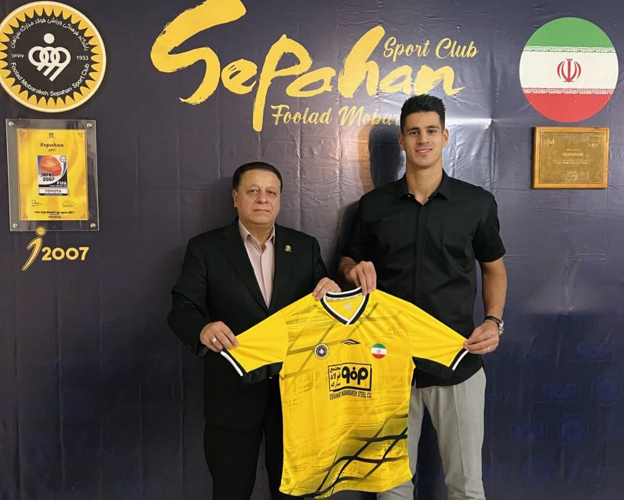 عقاب آسیا در سپاهان ماندگار شد/قرارداد دوساله نیازمند با طلاییپوشان+عکس