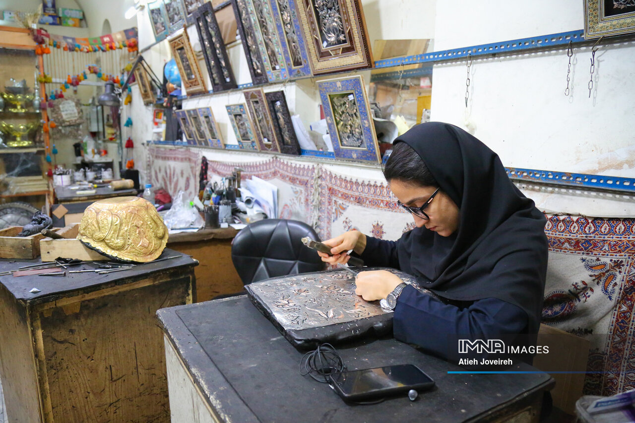 لزوم نگاه بازآفرینی به حوزه صنایع دستی/دچار یک نوع سردرگمی هستیم