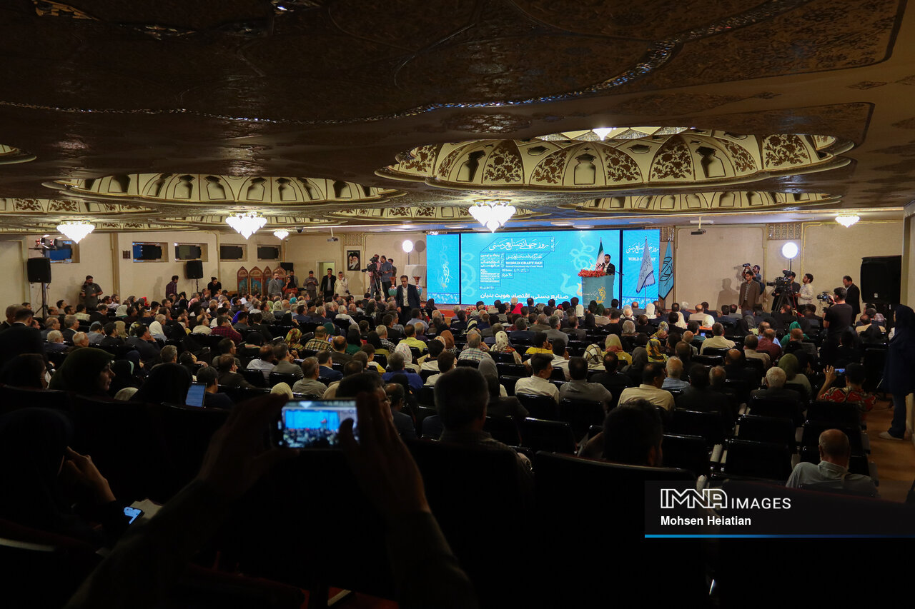 درخشش نصف جهان پیش روی وزیر میراث فرهنگی