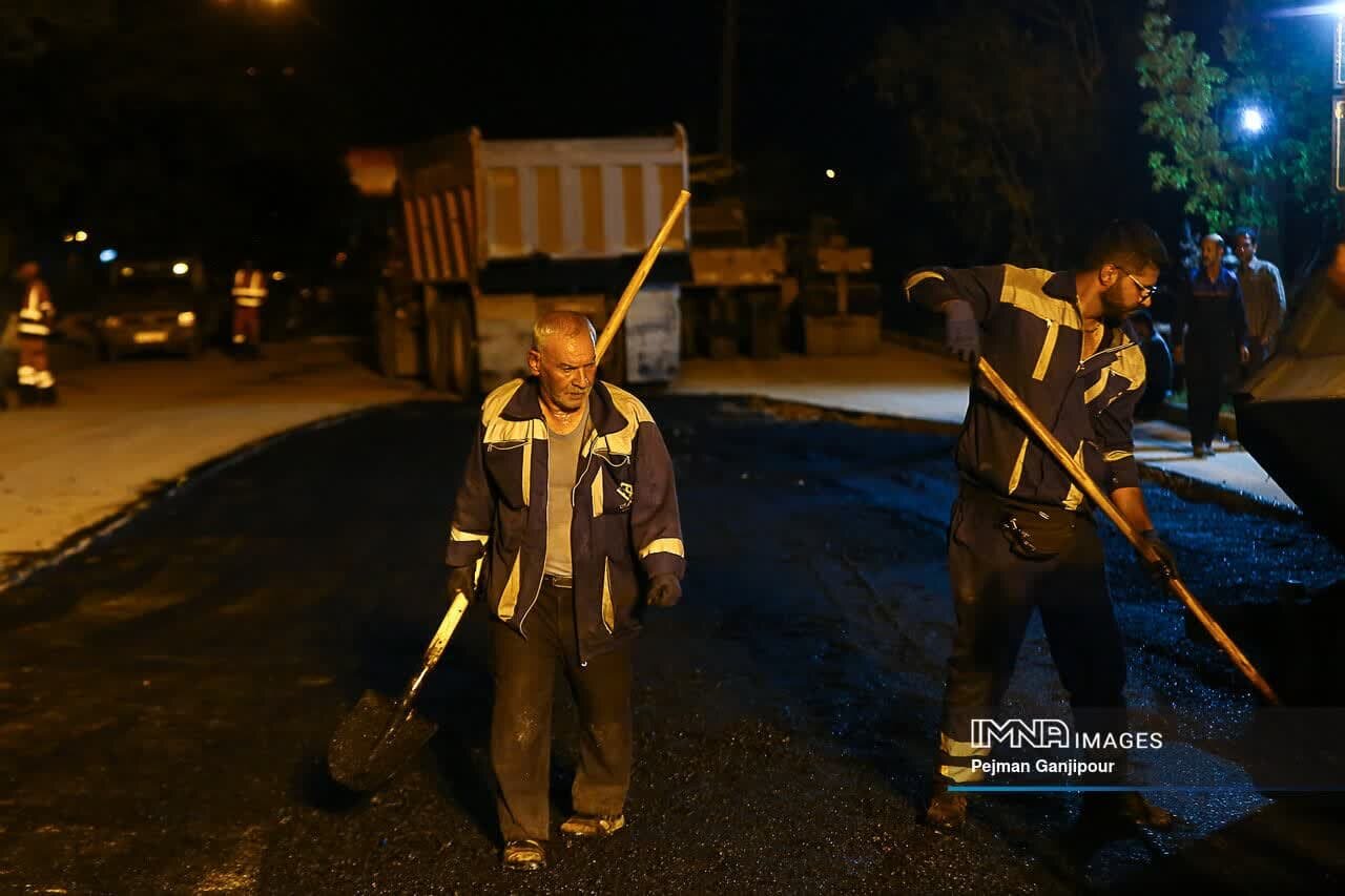 آغاز عملیات شبانه آسفالت معابر شهر اصفهان