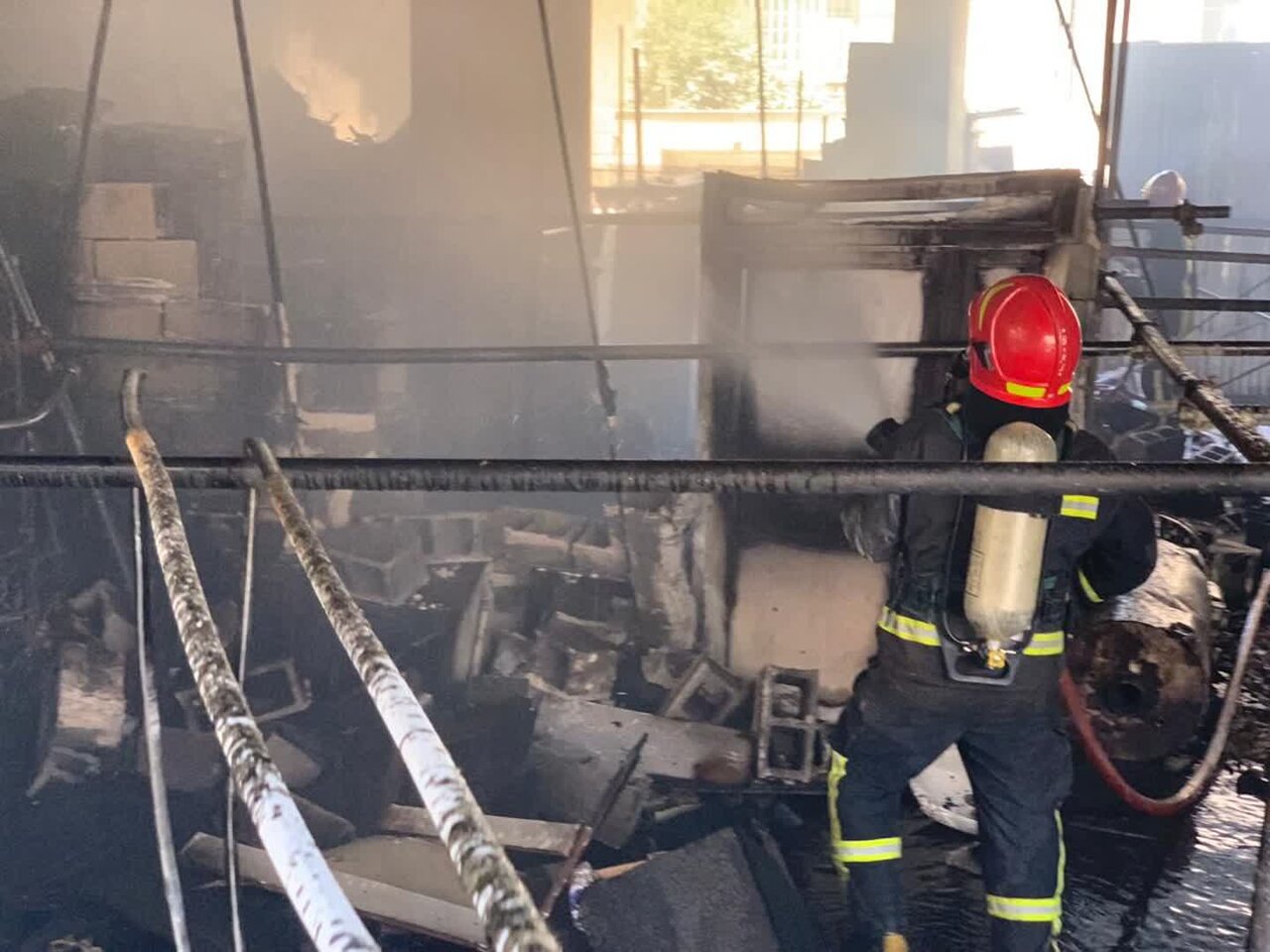 اطفای حریق سنگین هتلی نیمهکاره در شیراز + عکس