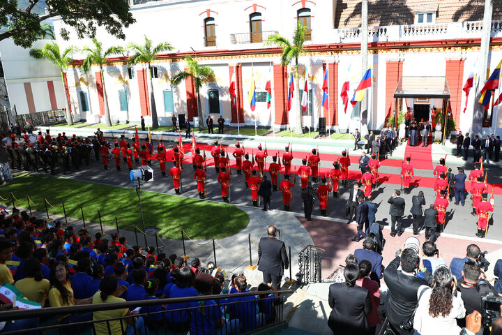 «مادورو» از رئیسی استقبال کرد