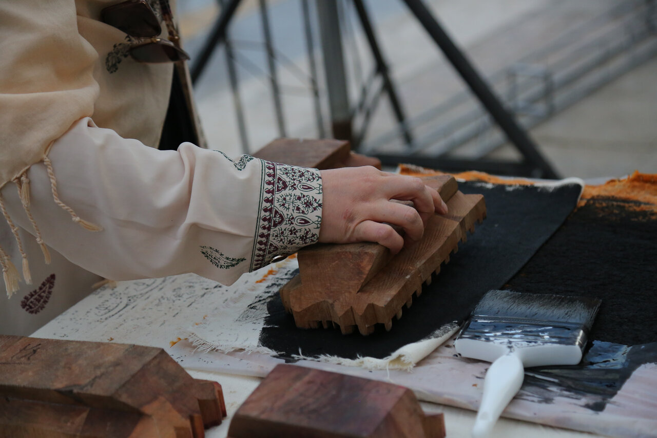 قلمکاری، ترکیبی از نقشها و رنگها / طرحهای قدیمی طرفداران بیشتری دارد