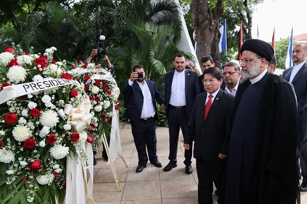 رئیس جمهور به یادمان رهبران انقلاب نیکاراگوئه تاج گل اهدا کرد