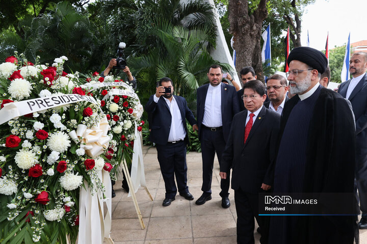 اهدای تاج گل به یادمان رهبران انقلاب نیکاراگوئه