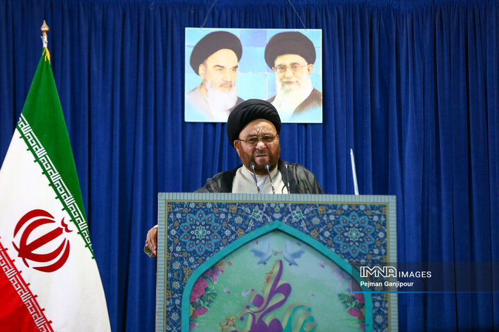 بسیج با ایمان و ایثار در برابر همه توطئههای دشمنان ایستاده است