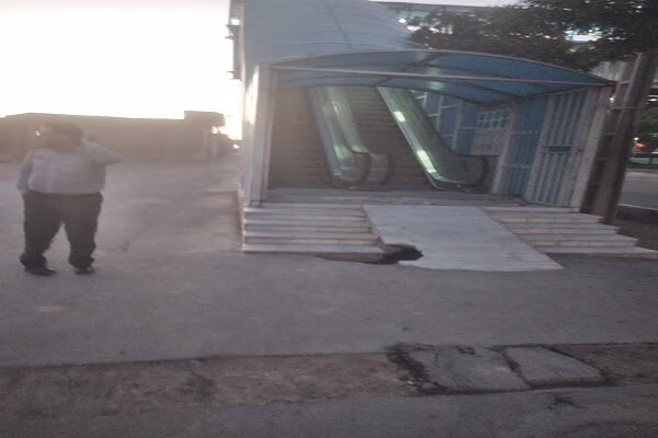 علت ریزش قسمت پایینی پل روبهروی بیمارستان امام حسین(ع) چه بود؟