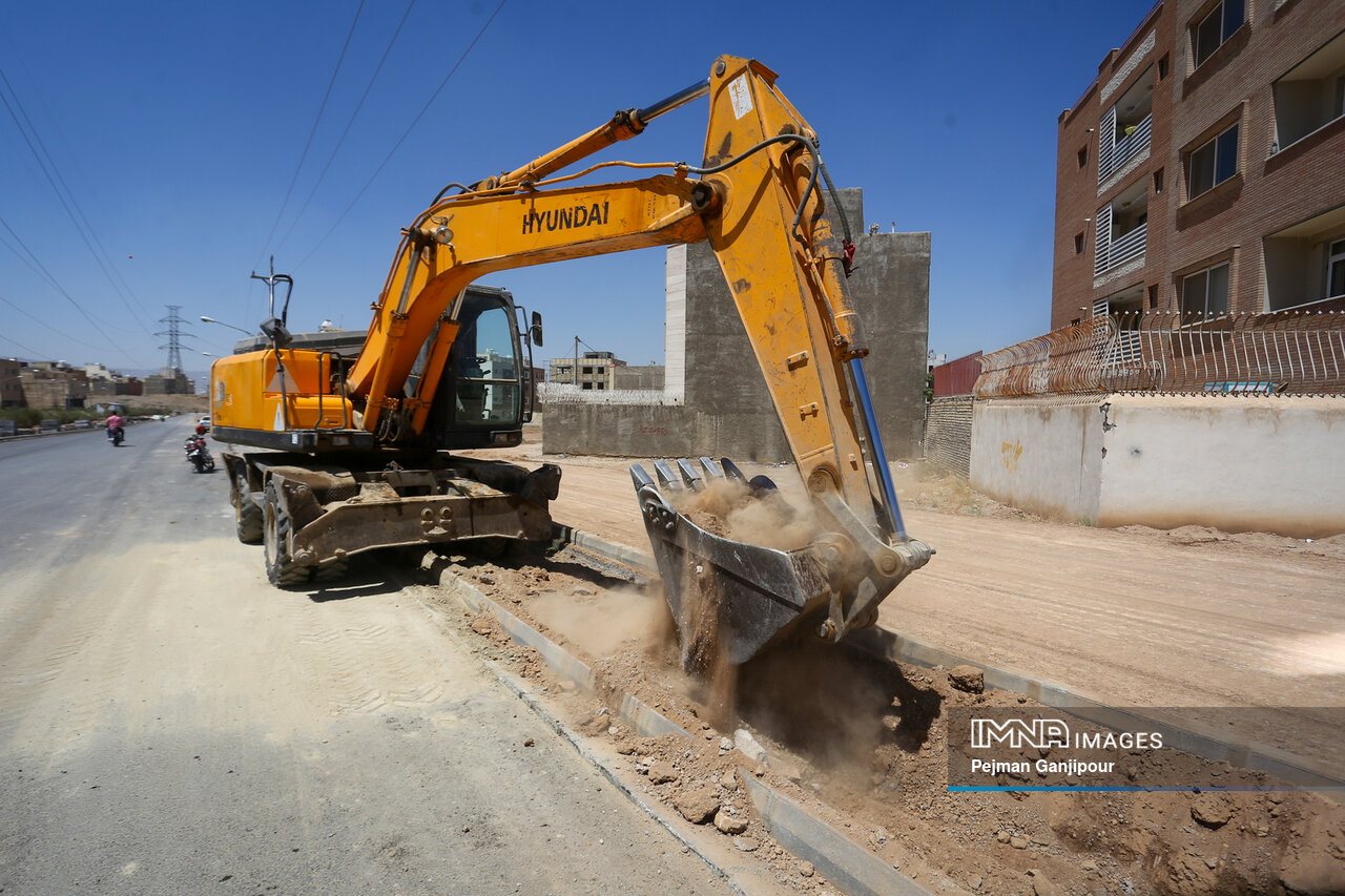 تعریض گذر شهید موسویان در منطقه ۱۳ اصفهان