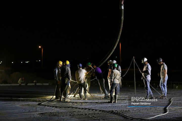 کارگران در «شرق اصفهان» شب‌ها هم مشغول کارند