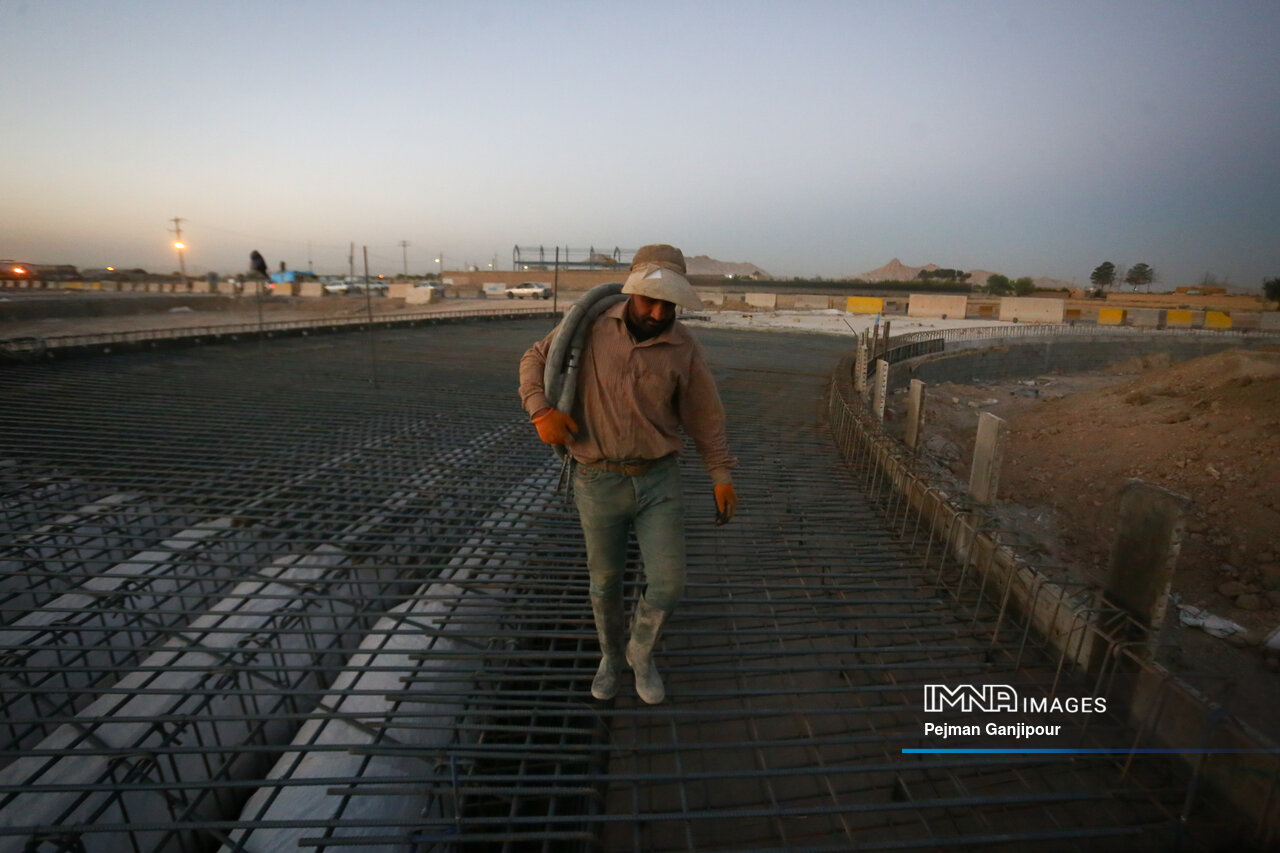 کارگران در «شرق اصفهان» همچنان مشغول کارند!