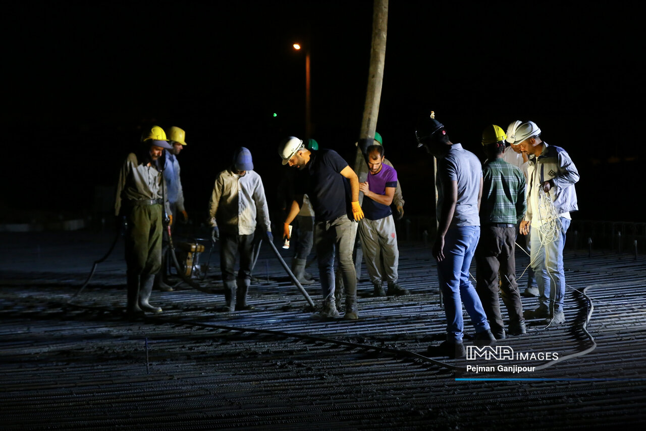 کارگران در «شرق اصفهان» همچنان مشغول کارند!