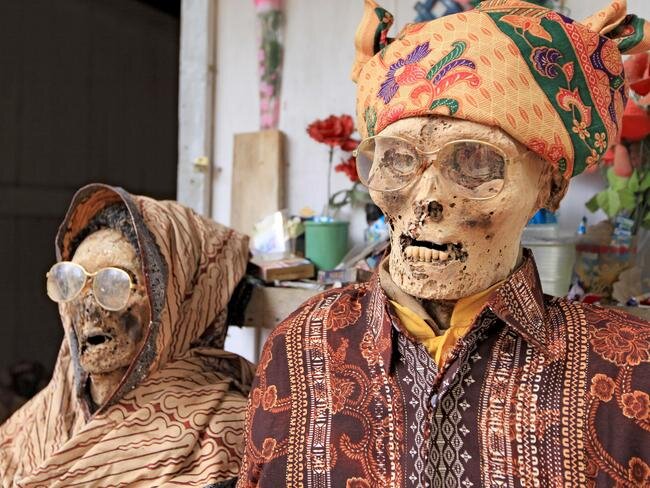 چرا مردم این قبیله با مردگان زندگی میکنند؟