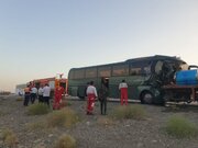 برخورد اتوبوس با تریلر در آزادراه کاشان ۱۸ مصدوم برجای گذاشت + عکس