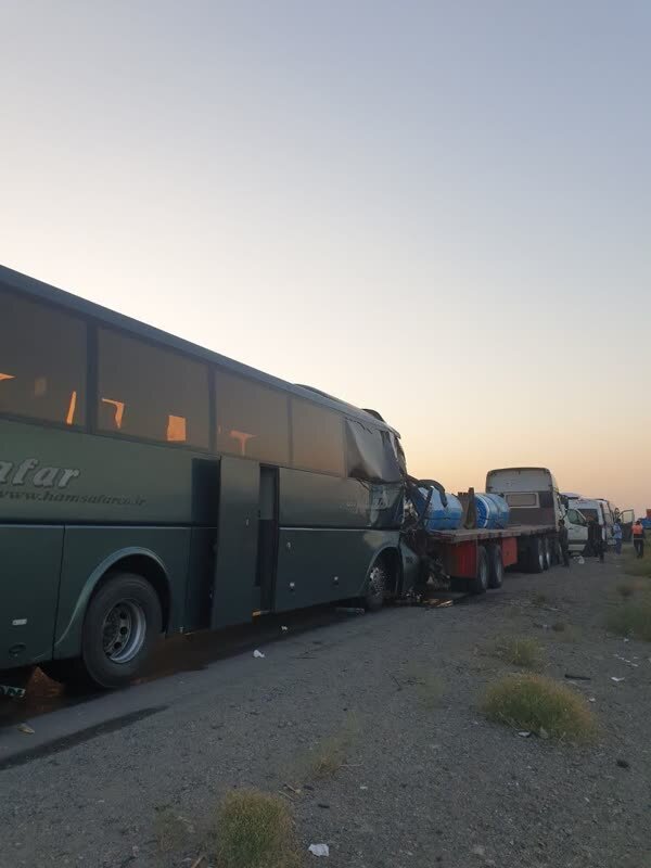 برخورد اتوبوس با تریلر در آزادراه کاشان ۱۸ مصدوم برجای گذاشت + عکس