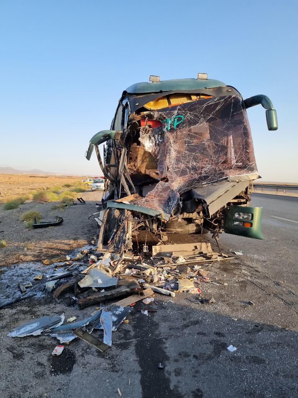 آخرین وضعیت مصدومان حادثه برخورد اتوبوس مسافربری با تریلر در آزادراه کاشان
