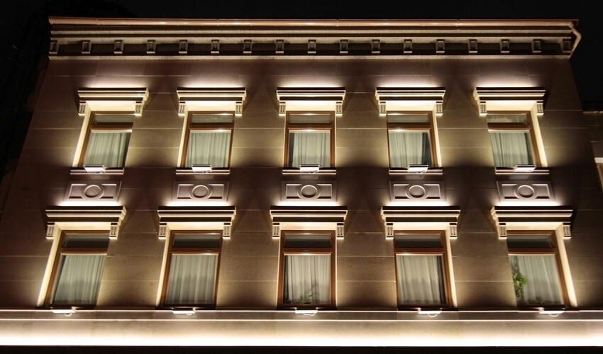 چراغ‌های پر استفاده در نورپردازی نمای ساختمان و ویلا