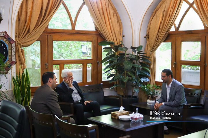 بازدید سرزده شهردار اصفهان از منطقه یک شهرداری