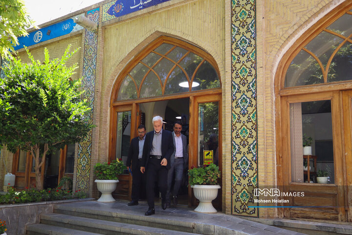 بازدید سرزده شهردار اصفهان از منطقه یک شهرداری