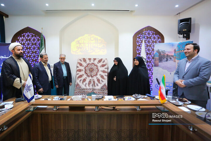 حضور اعضای شورای شهر اصفهان در آرامگاه بانو مجتهده امین