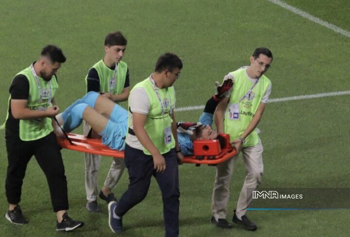 علی بیرانوند با صورت بانداژ شده به‌همراه جام قهرمانی کافا عکس یادگاری گرفت + عکس