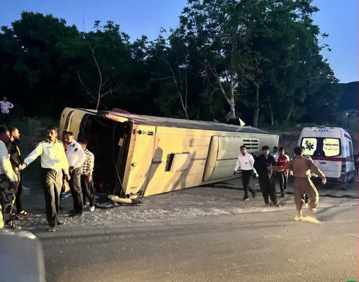 واژگونی اتوبوس ۱۴ نفر را راهی بیمارستان کرد