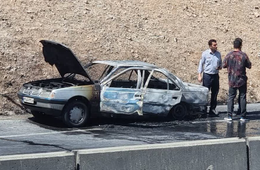 خودروی ۴۰۵ در کمربندی خمینیشهر به نجفآباد طعمه حریق شد + فیلم