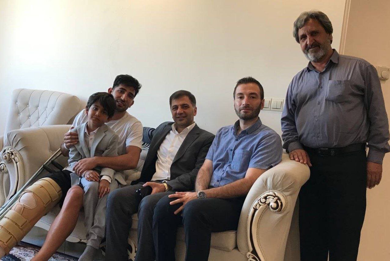 سرپرست باشگاه استقلال به ملاقات رضا میرزایی رفت +عکس